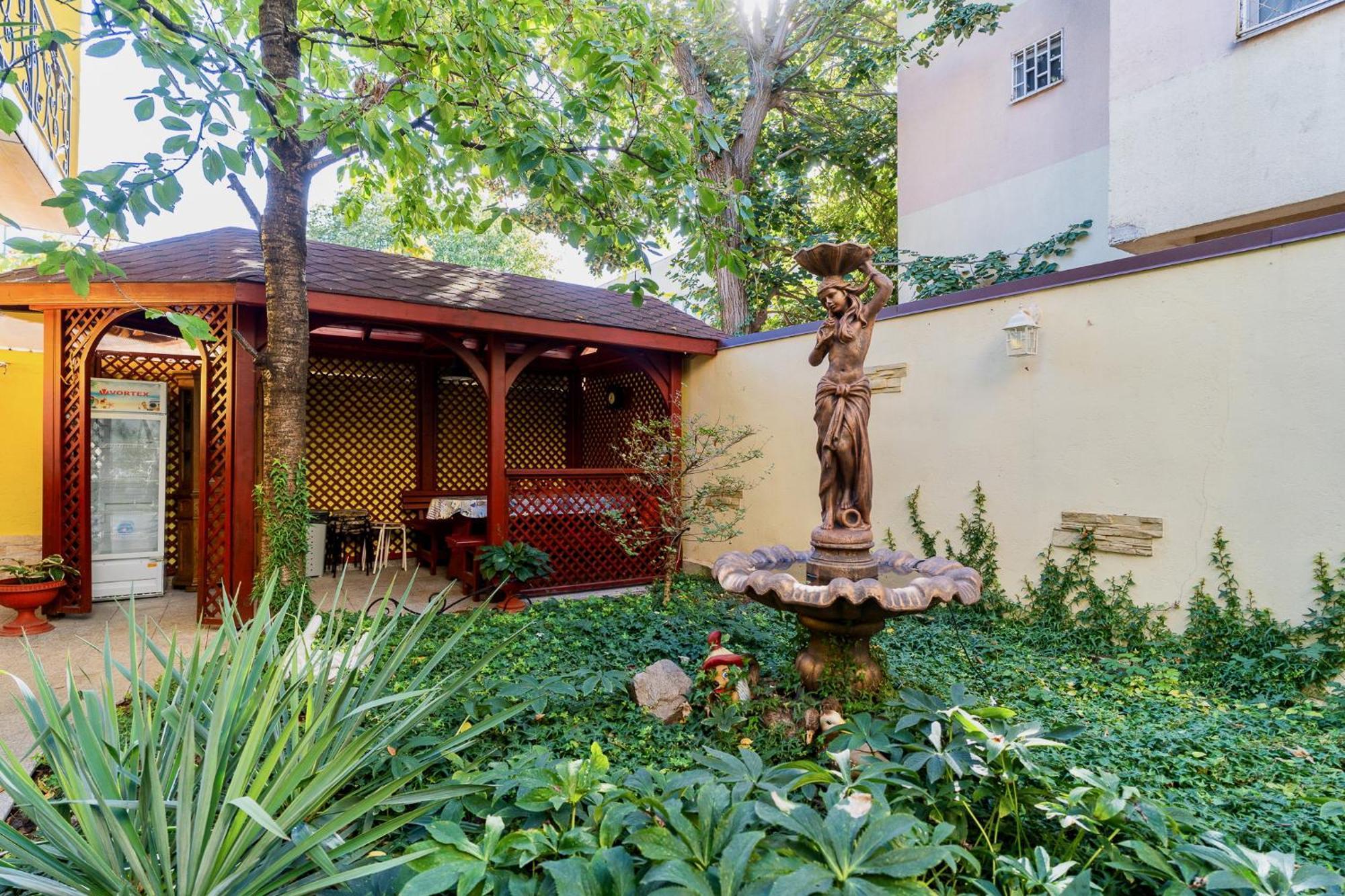 Luxurious Villa With Lush Garden And Huge Terrace Near Herastrau Park Bucharest Luaran gambar